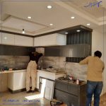 کابینت مدرن جنس هایگلاس سفید و طوسی دو پله یا دو کد