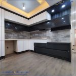 کابینت مدرن جنس هایگلاس سفید و طوسی دو پله یا دو کد