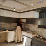 کابینت مدرن جنس هایگلاس سفید و طوسی دو پله یا دو کد