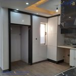 کابینت مدرن جنس هایگلاس سفید و طوسی دو پله یا دو کد