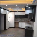 کابینت مدرن جنس هایگلاس سفید و طوسی دو پله یا دو کد