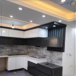 کابینت مدرن جنس هایگلاس سفید و طوسی دو پله یا دو کد