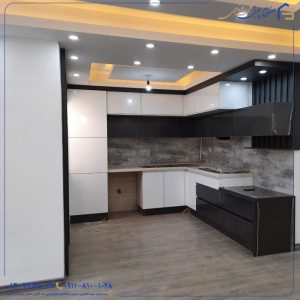 کابینت مدرن جنس هایگلاس سفید و طوسی دو پله یا دو کد