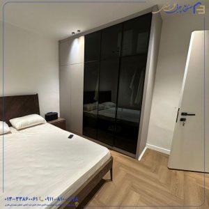 کمد-دیوار-با-دربهای-فرم-لست-شیشه-دودی