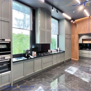 کابینت‌های مینیمال با خطوط ساده و بدون دستگیره