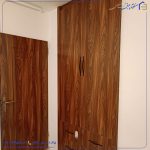 ساخت و نصب کمد دیواری رنگ چوب؛ زیبایی کلاسیک در دکوراسیون خانه شما