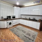 کابینت سفید و قهوه ای: انتخاب ایده‌آل برای دکوراسیون آشپزخانه