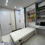 اتاق کودک با دو تخت تاشو و دستگیره‌های خاص | طراحی هوشمند و مدرن