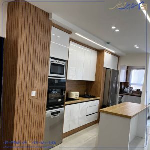 کابینت مینیمال برای آشپزخانه کوچک با یخچال دوقلو، فر و ماشین ظرفشویی